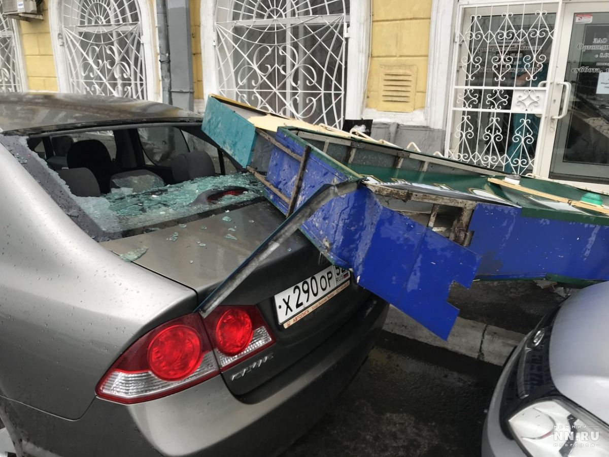 Рекламная вывеска рухнула на авто на Нижневолжской набережной