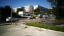 Улицу в Дзержинском районе затопило водой: машины плывут по дороге