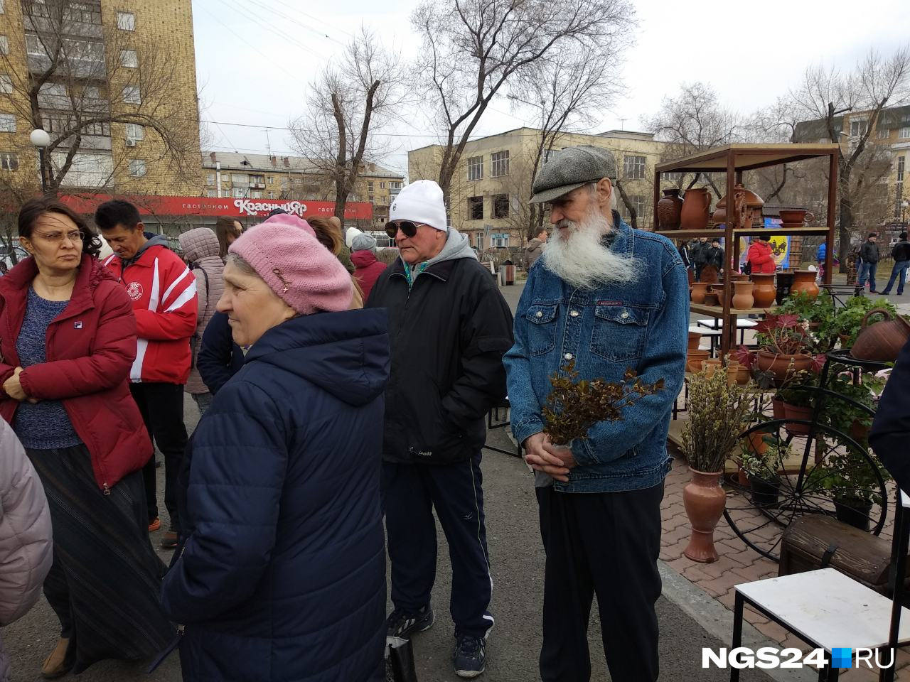 Дед Борис — самый известный Дед Мороз в Красноярске — раздает багульник