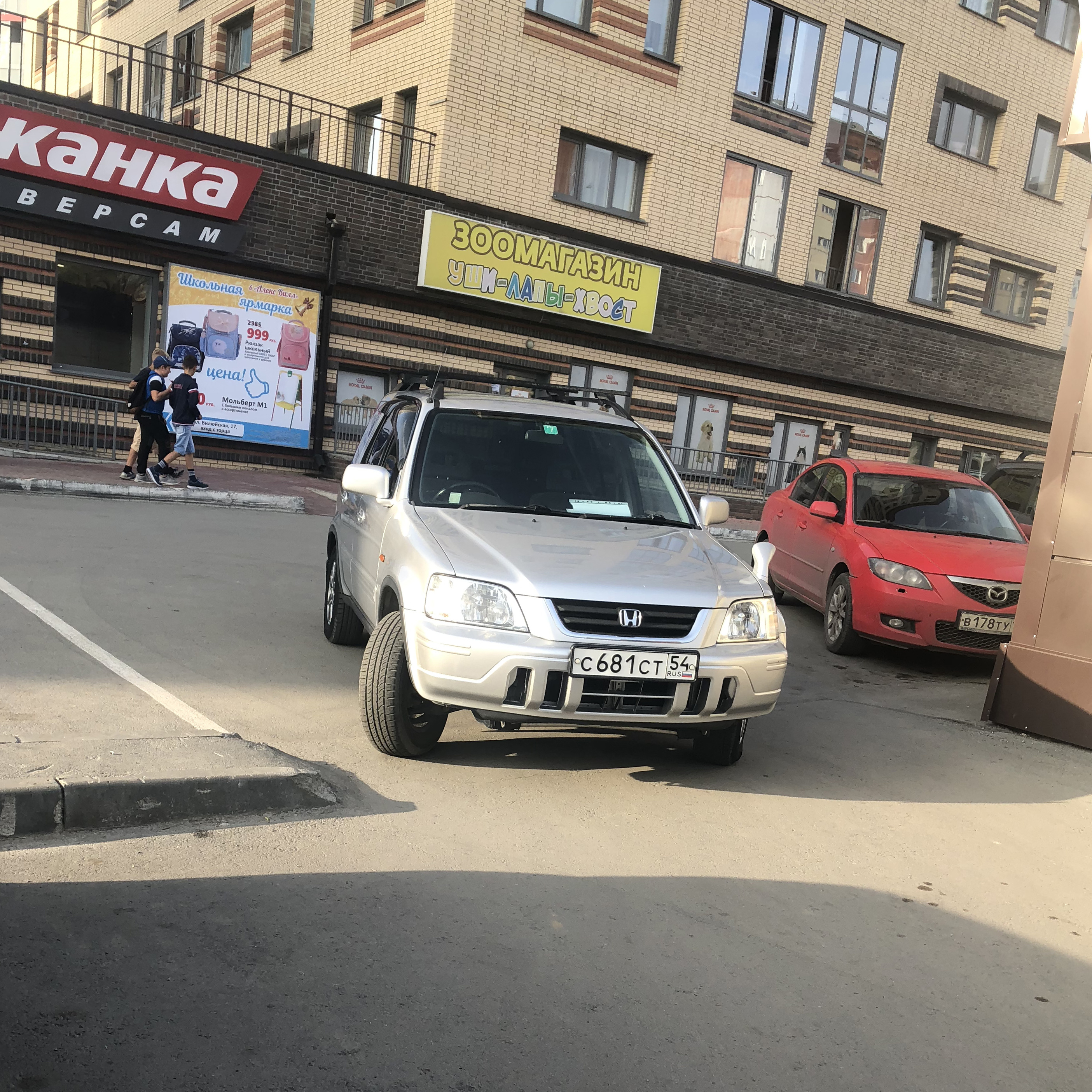 Один чудак в порше. Один чудак в порше. Я девочка, паркуюсь кпк могу на порш кайене. Один чудак в порше. Не паркуйся как чудак.