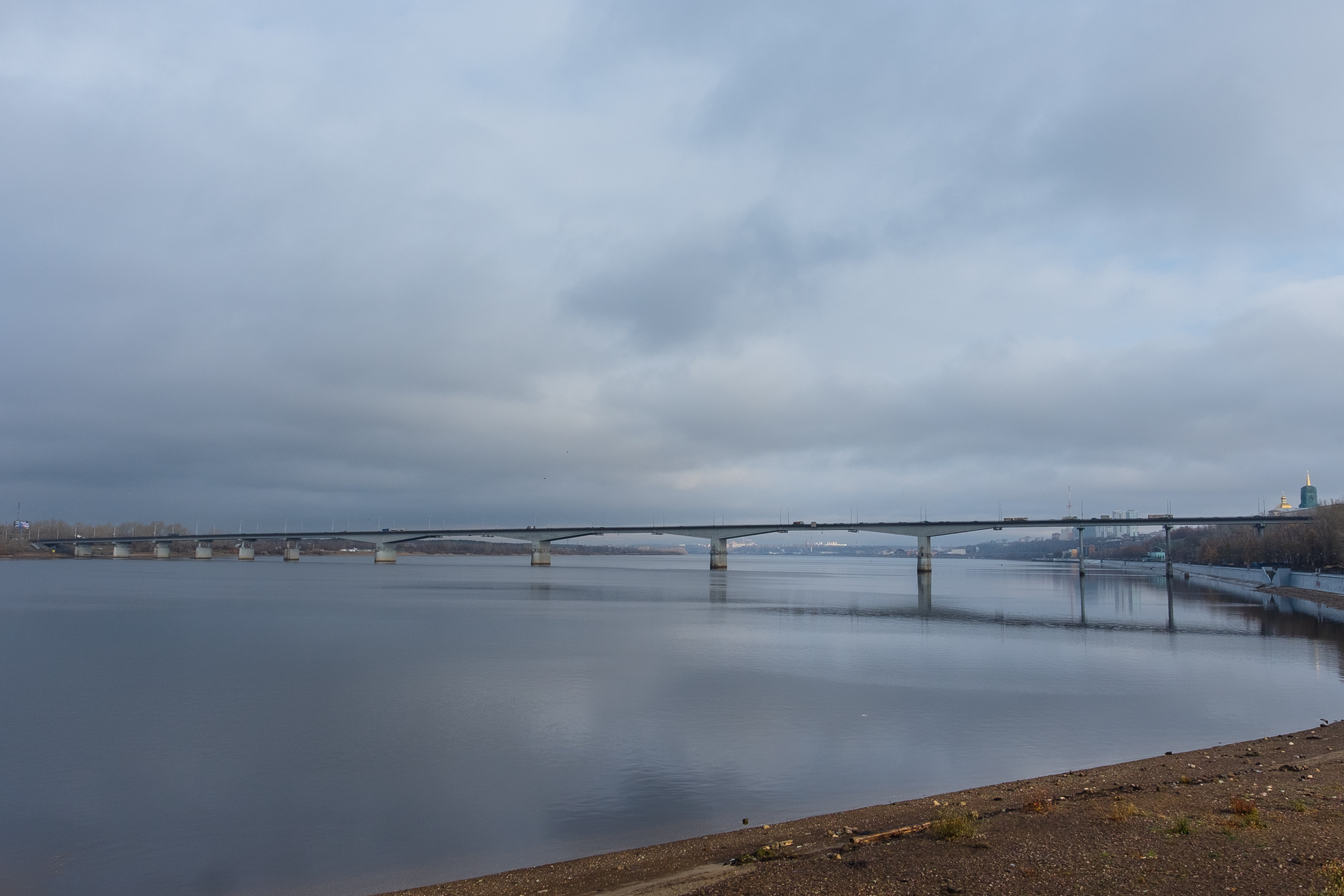 Кама в Перми не такая широкая, поэтому в черте города есть несколько мостов
