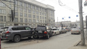 Центр Новосибирска заблокировала авария: рядом с площадью Ленина собрался «паровозик» из пяти машин