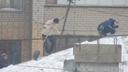 «Лопата вместо ремней»: в Самаре рабочие очищали крышу от снега без страховки