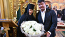 «От всей души»: мэр Ярославля пришел на богослужение митрополита с огромным букетом белых роз