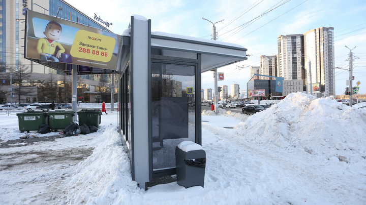 «Вокруг — сплошные сугробы»: новые остановки в Челябинске поставили там, где не ходит транспорт