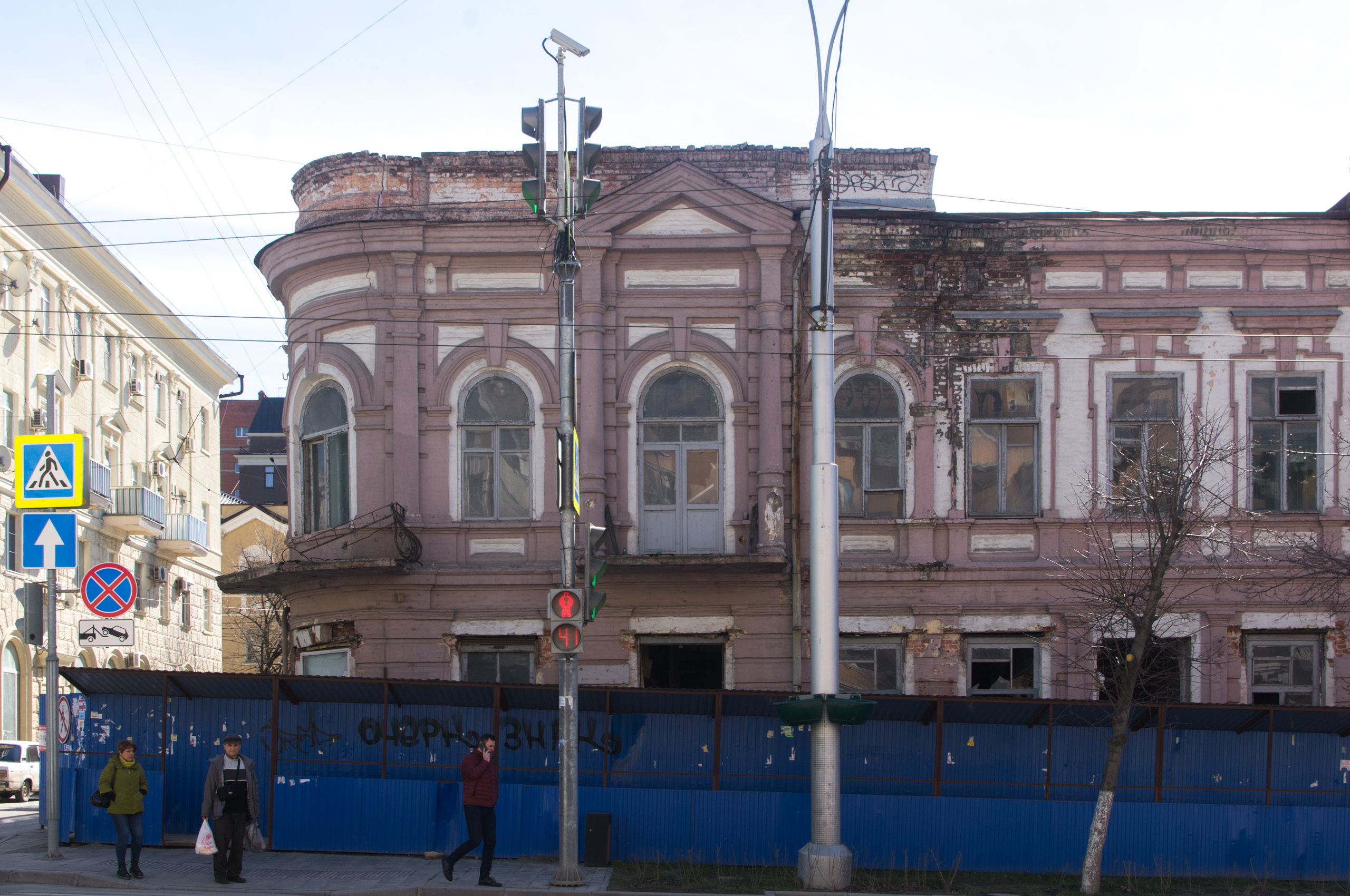 Здание газеты «Приазовский край» давно находится в плачевном состоянии. В этом году с балконов дома бесследно исчезли ограждения