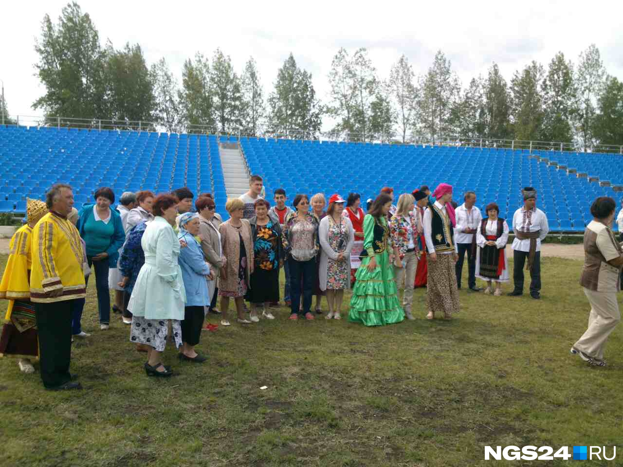 Горожане в ярких национальных костюмах готовятся встречать гостей 