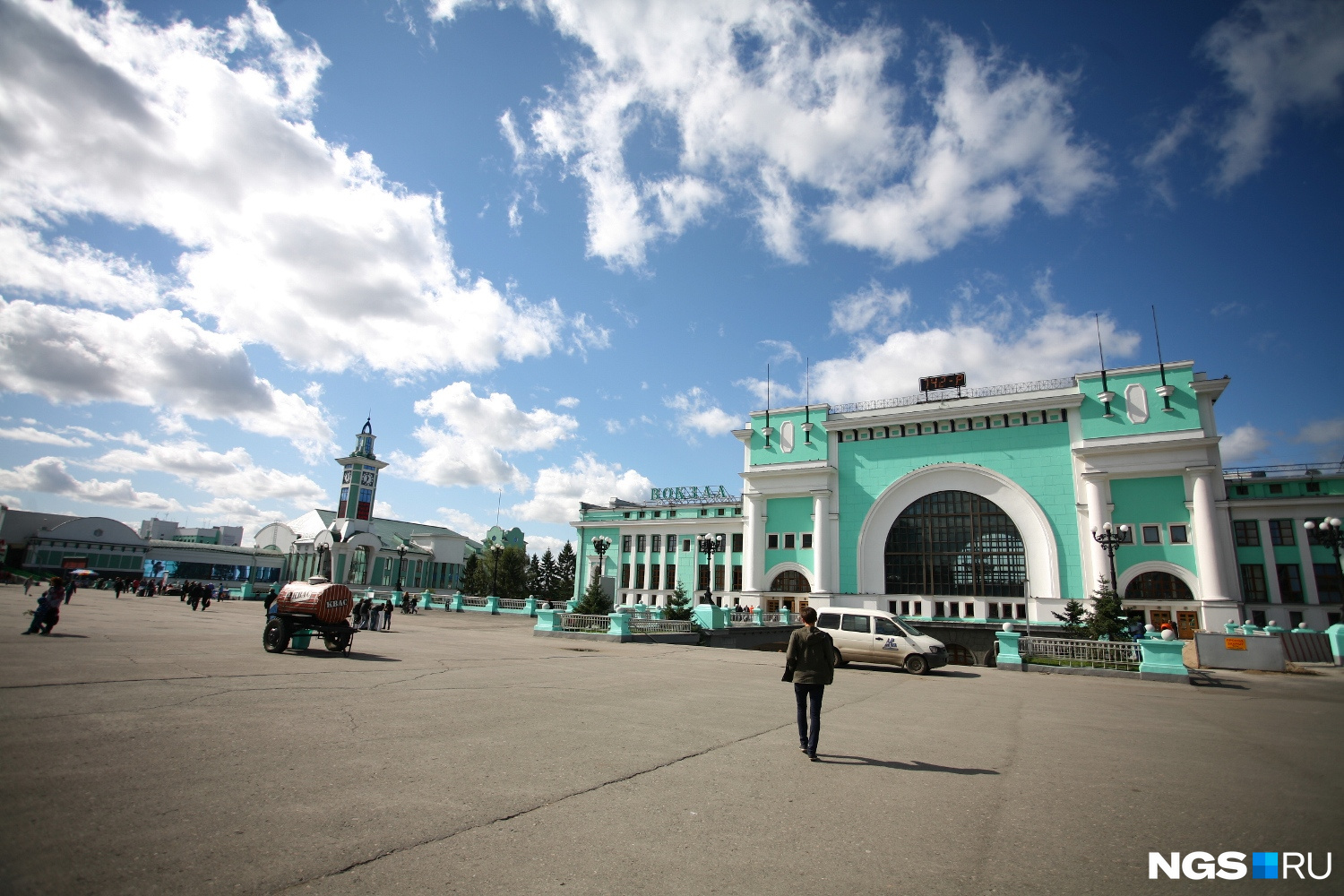 Вокзал времени. Площадь Гарина-Михайловского в Новосибирске. Новосибирск площадь Гарина-Михайловского фото (вогзал). Омск Новосибирск время.