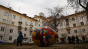 Во дворе дома на Богдана Хмельницого поставили огромное яйцо Арбатского