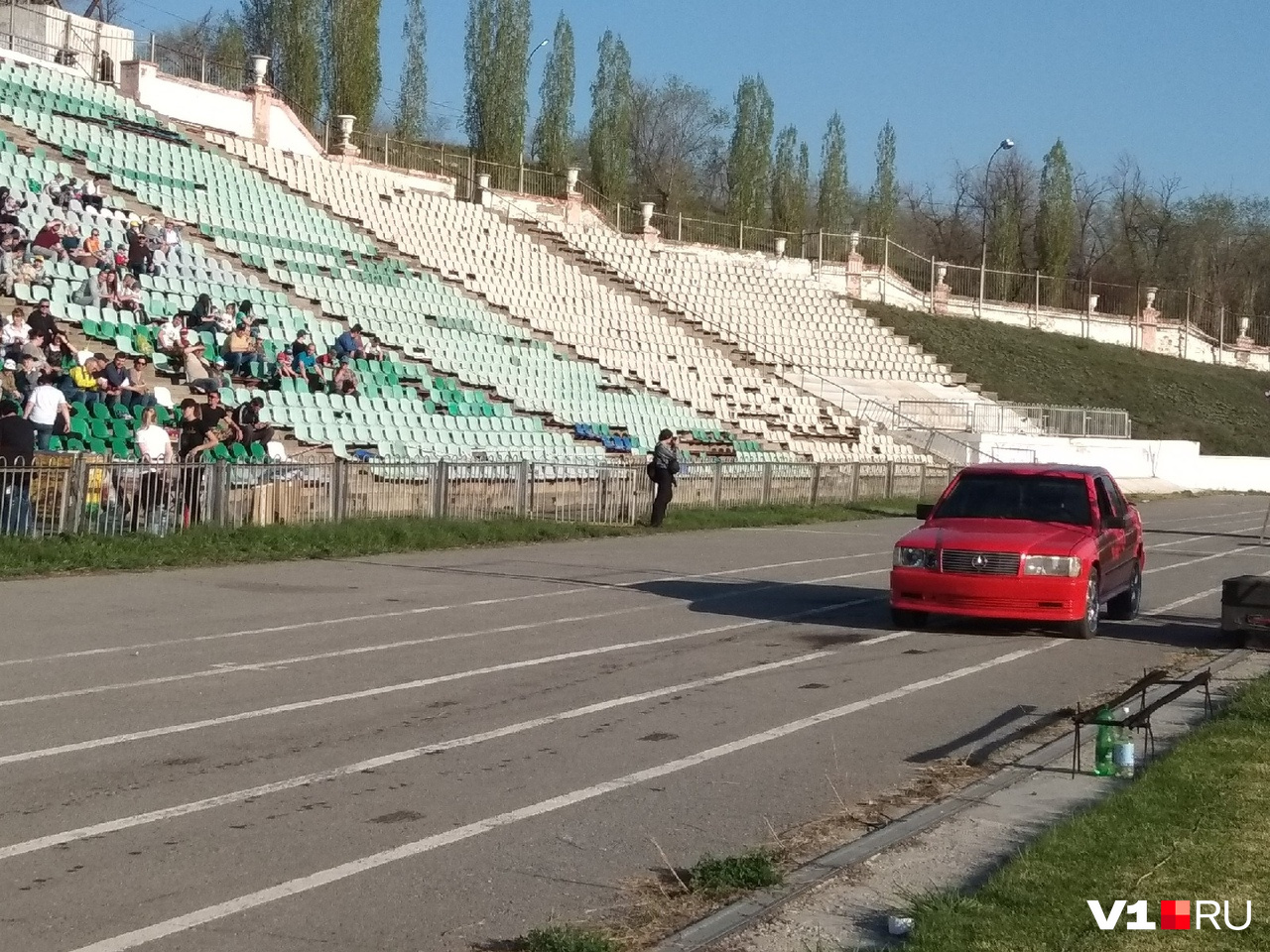 Все взгляды обращены на алую точку Все взгляды обращены на алую точку