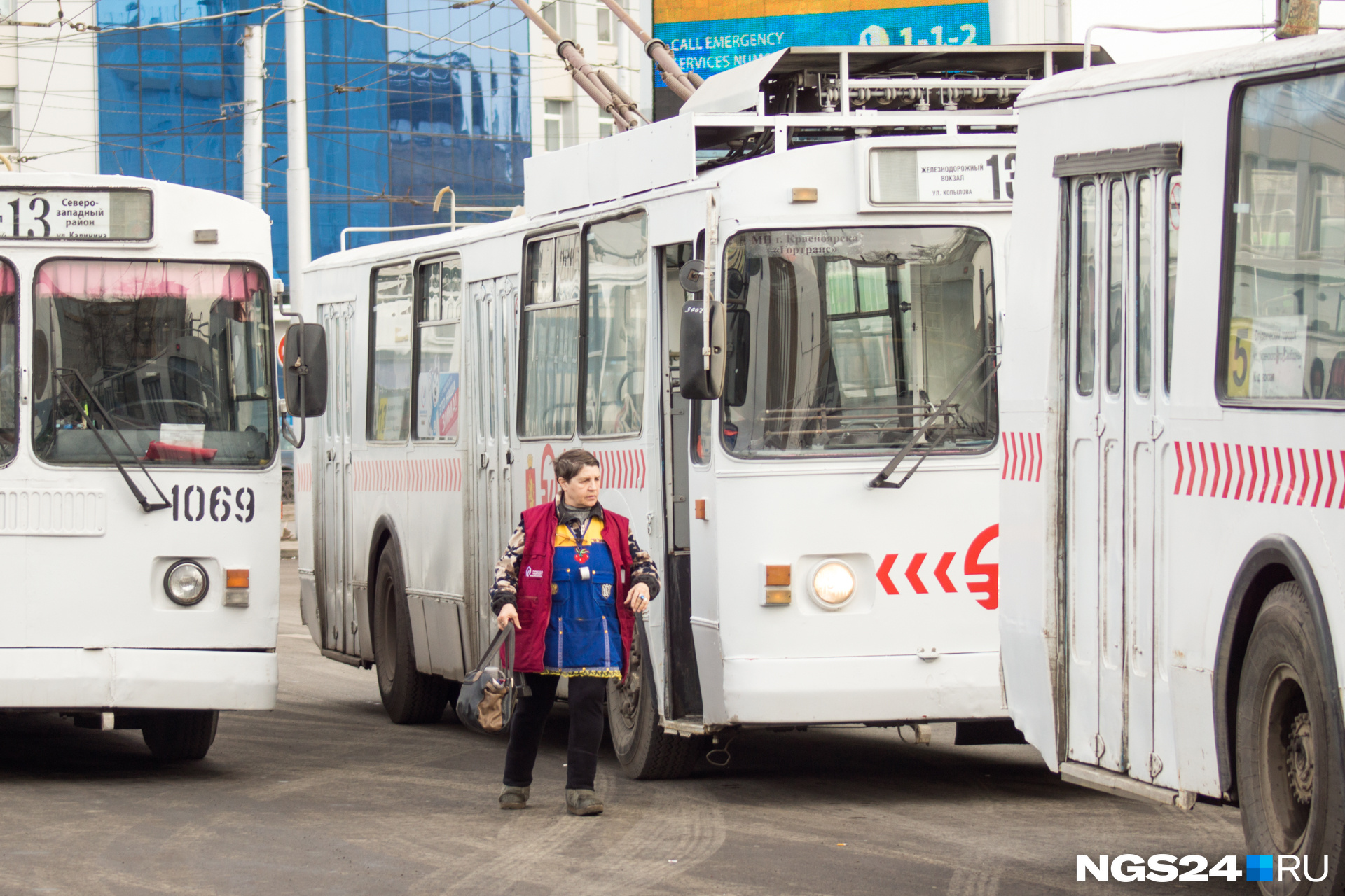 У кондукторов троллейбусов тоже произошли небольшие изменения в зарплате: час их работы стал стоить около 60 рублей