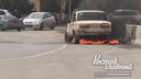 В центре Ростова во время движения загорелась машина