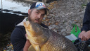 «Такие рыбы должны жить»: в Самарской области рыбак отпустил 15-килограммового сазана