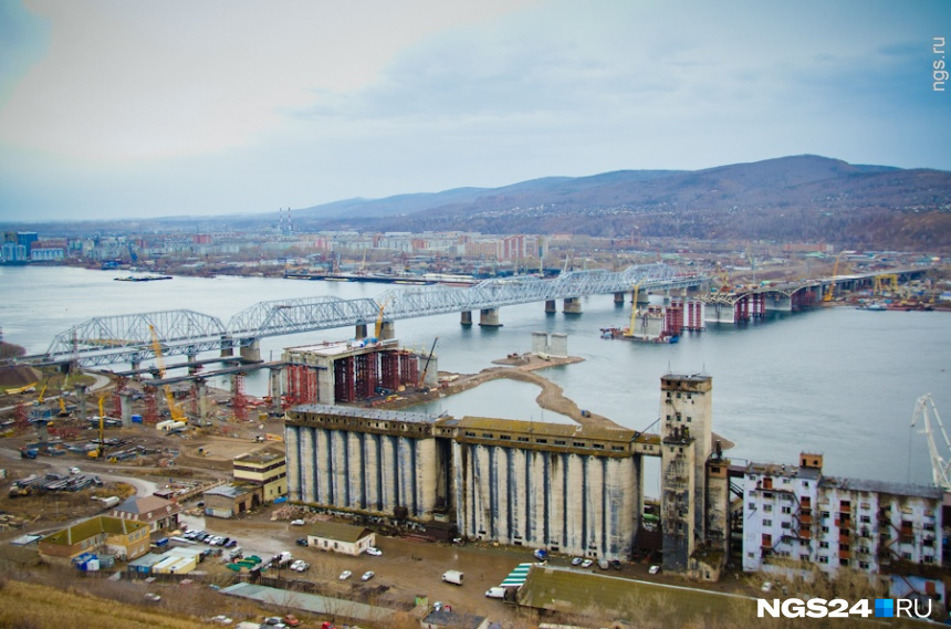 В архивах НГС нашлось вот это фото, когда опоры моста только собирались возводить В архивах НГС нашлось вот это фото, когда опоры моста только собирались возводить