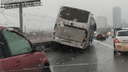 Автобус из Толмачёво оказался на отбойнике Димитровского моста