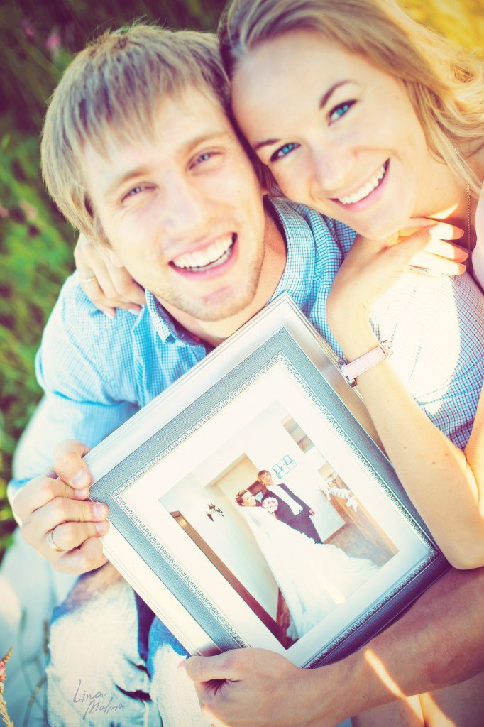 На первом фото супруги держат в руках снимок со свадьбы