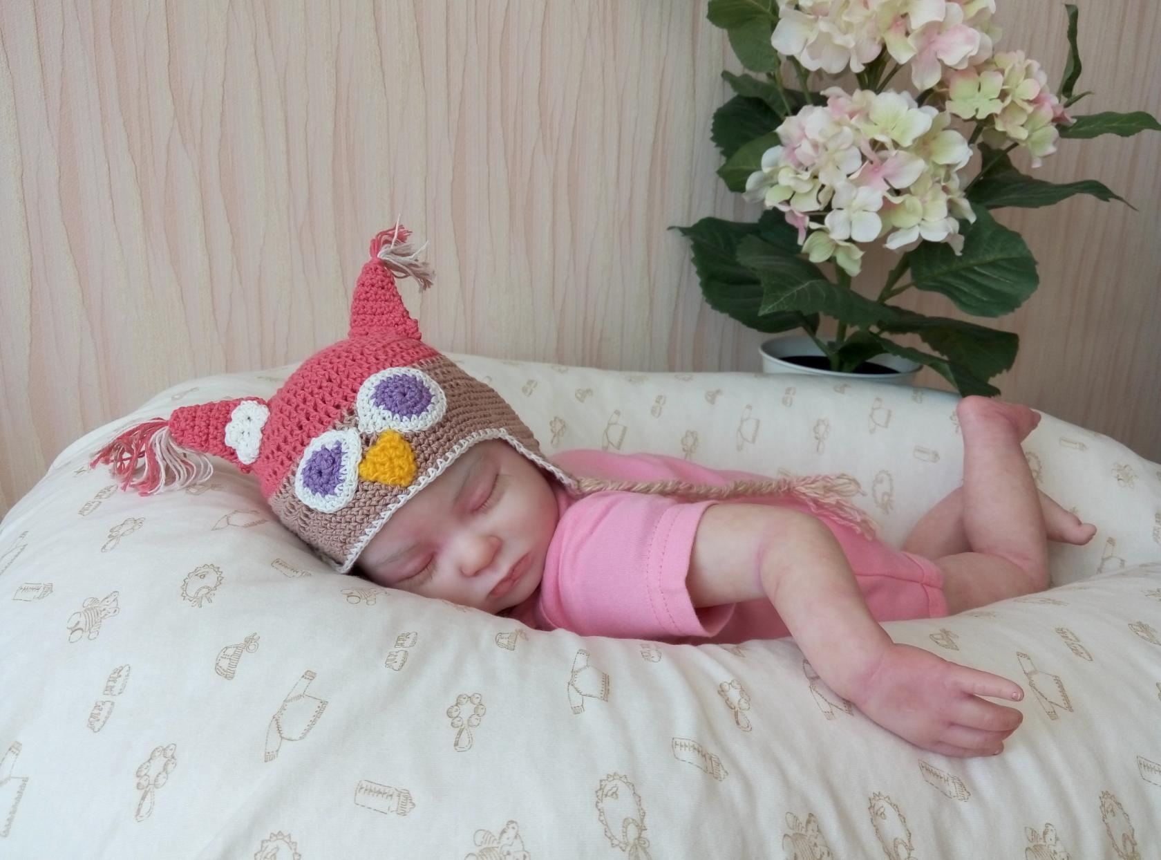 Для своих кукол Анна Затеева придумывает забавные костюмчики — на младенце шапочка в виде совёнка