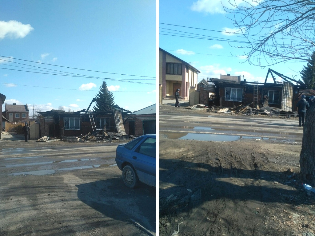 Сейчас сгоревший дом выглядит так. На месте продолжают работать сотрудники полиции