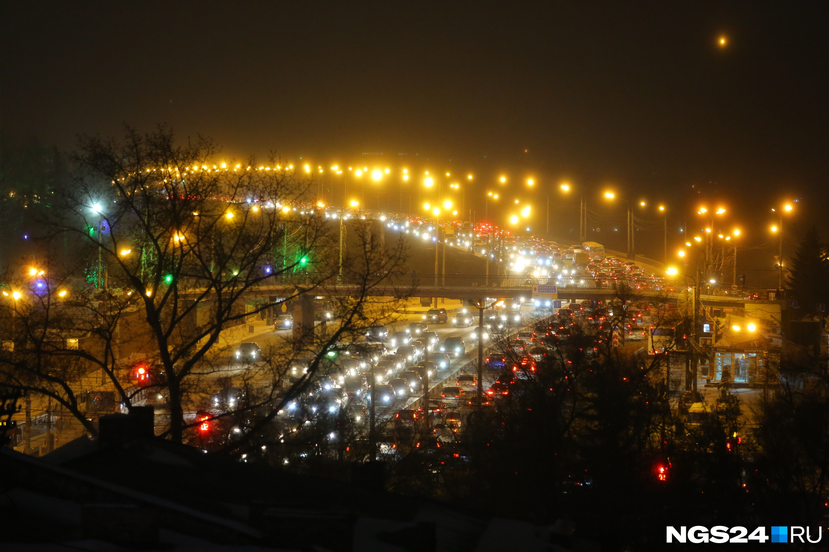 Освещение красноярск. Красноярск подсветка улиц. Освещенная улица Красноярска. Иллюминация Красноярск на Маерчака. Красноярск стрит фото.