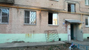«Соседи отогнули решётку и помогли выбраться»: в Челябинске из пожара спасли женщину с ребёнком