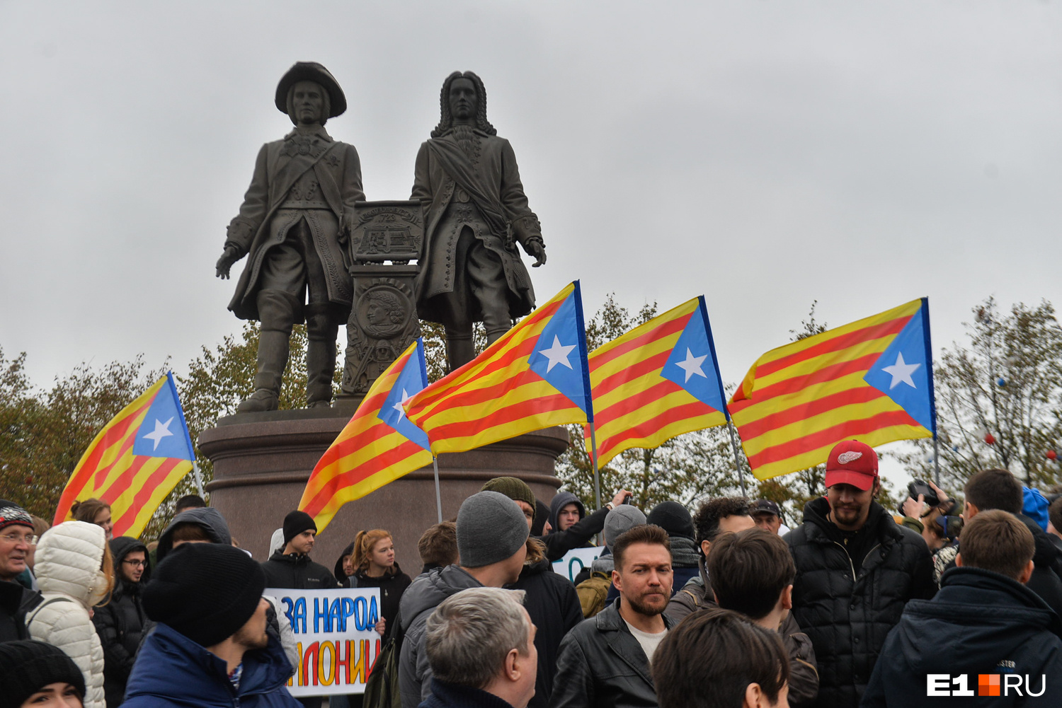 На площади Труда, которая находится перед памятником, часто проводят митинги