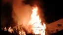 В Перми сгорел дом: женщину и ребенка с ожогами увезли в больницу