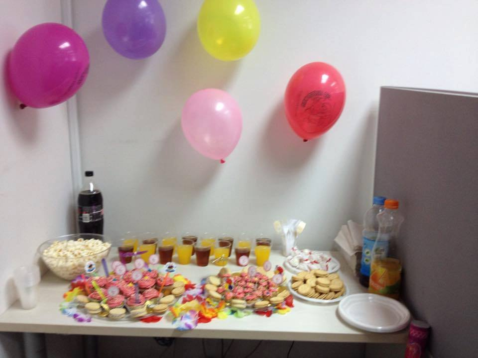 Так празднуют день рождения в израильских компаниях: сладости и кока-кола