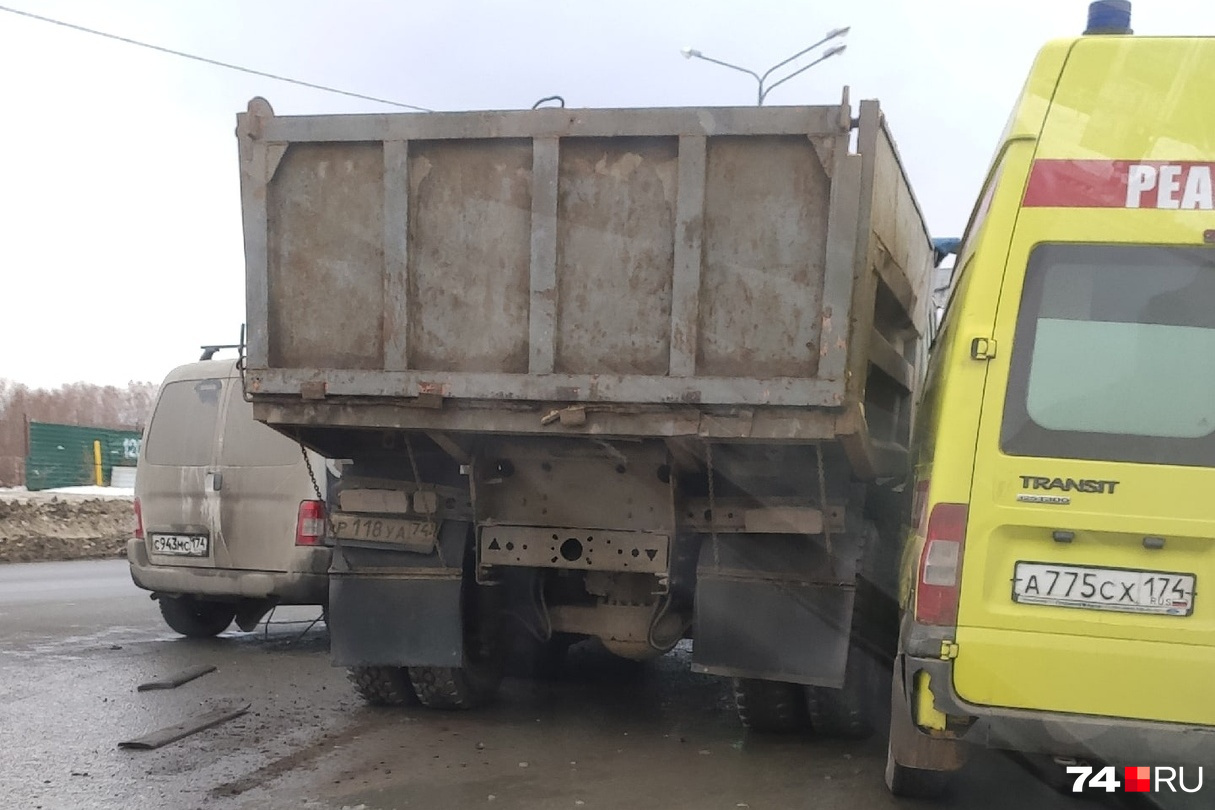 Авария произошла на перекрёстке Университетской Набережной и улицы Академика Королёва Авария произошла на перекрёстке Университетской Набережной и улицы Академика Королёва