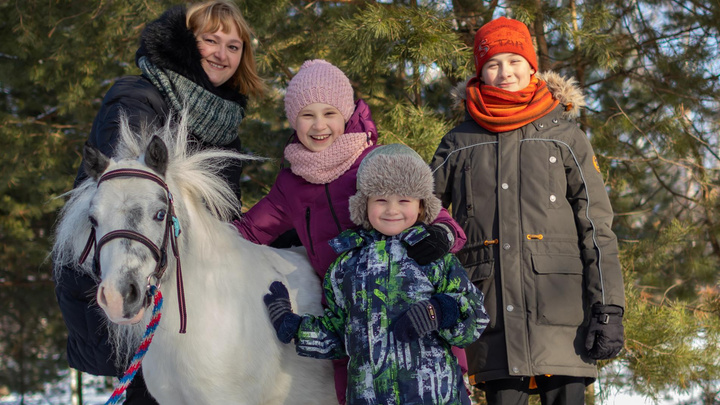 Три ребенка, пони и парк: NN.RU узнал у профессионального фотографа, как красиво снимать детей
