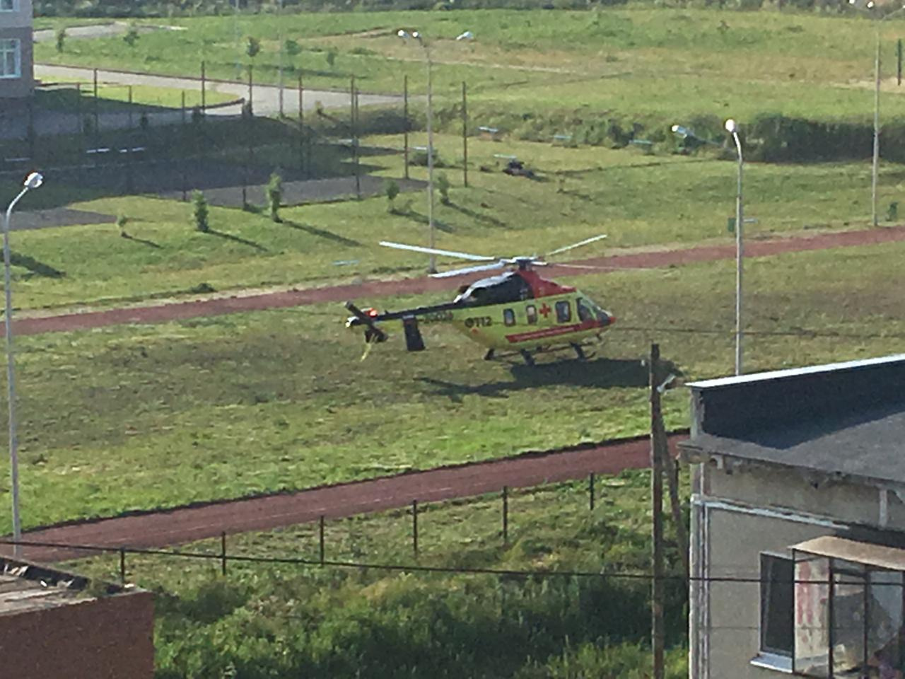 Вертолет санавиации сел на поле у школы