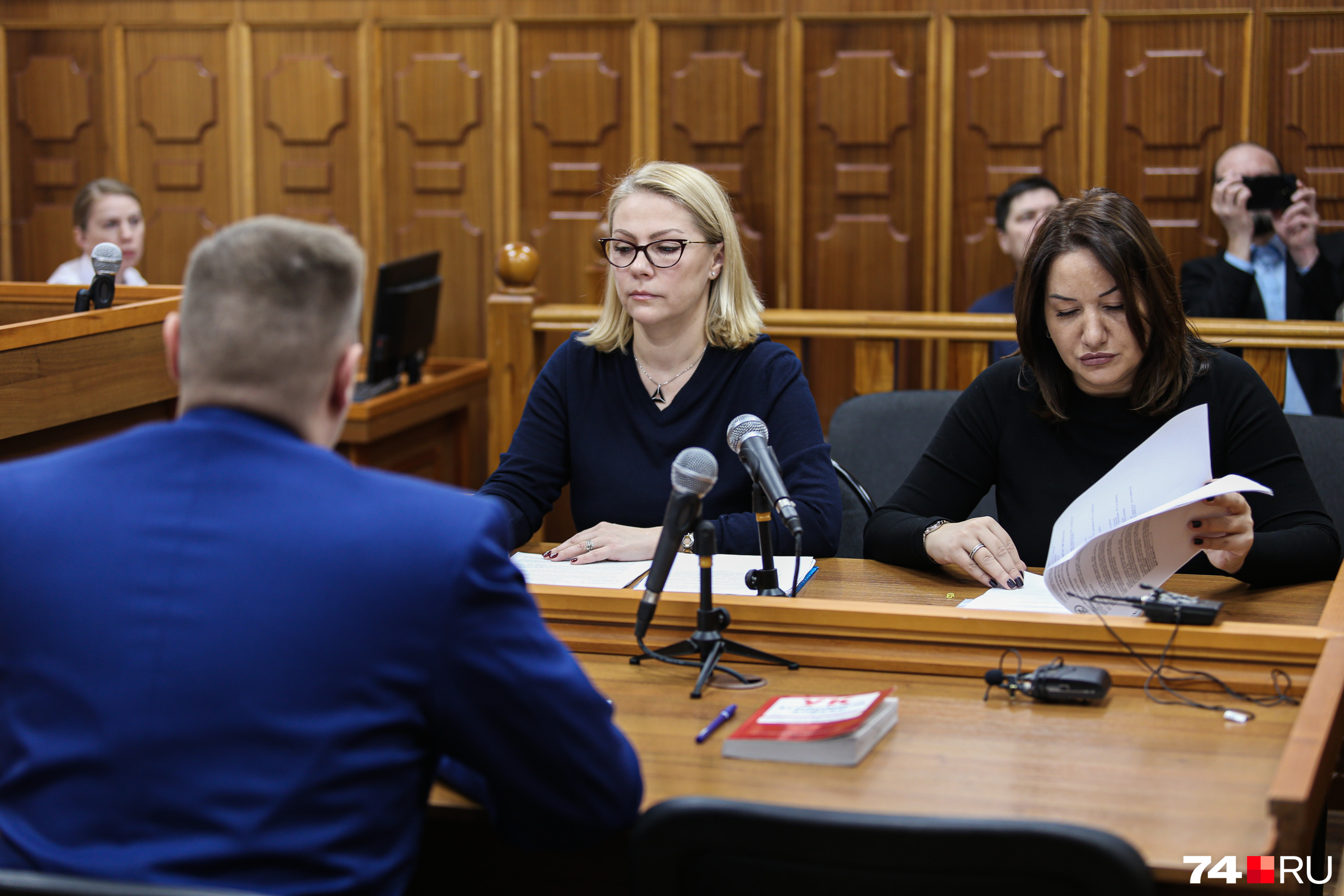 Защитник Анастасия Татарченко (слева) напомнила суду о тяжёлых заболеваниях экс-чиновника
