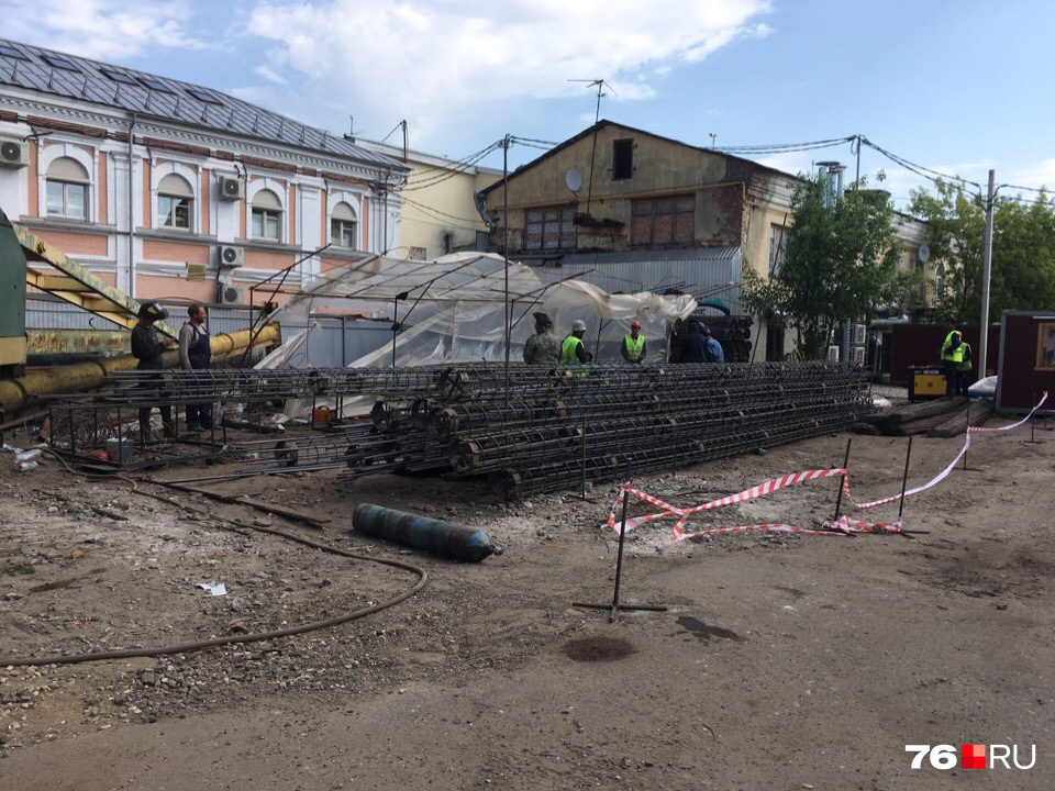 На площадке трудятся рабочие На площадке трудятся рабочие