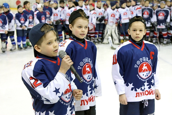 Малыши, вступая в клуб, дают клятву юного хоккеиста