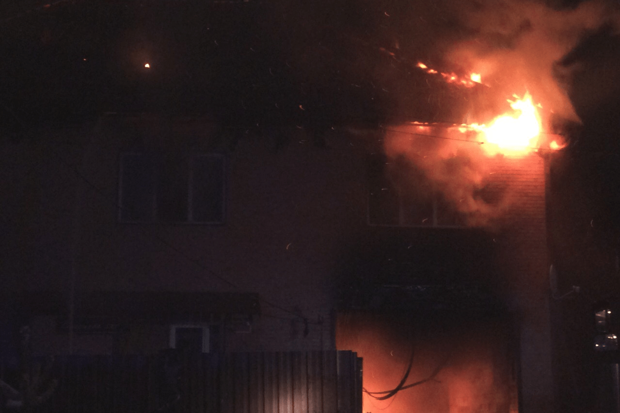 Огонь распространился с крыши сарая на жилой дом