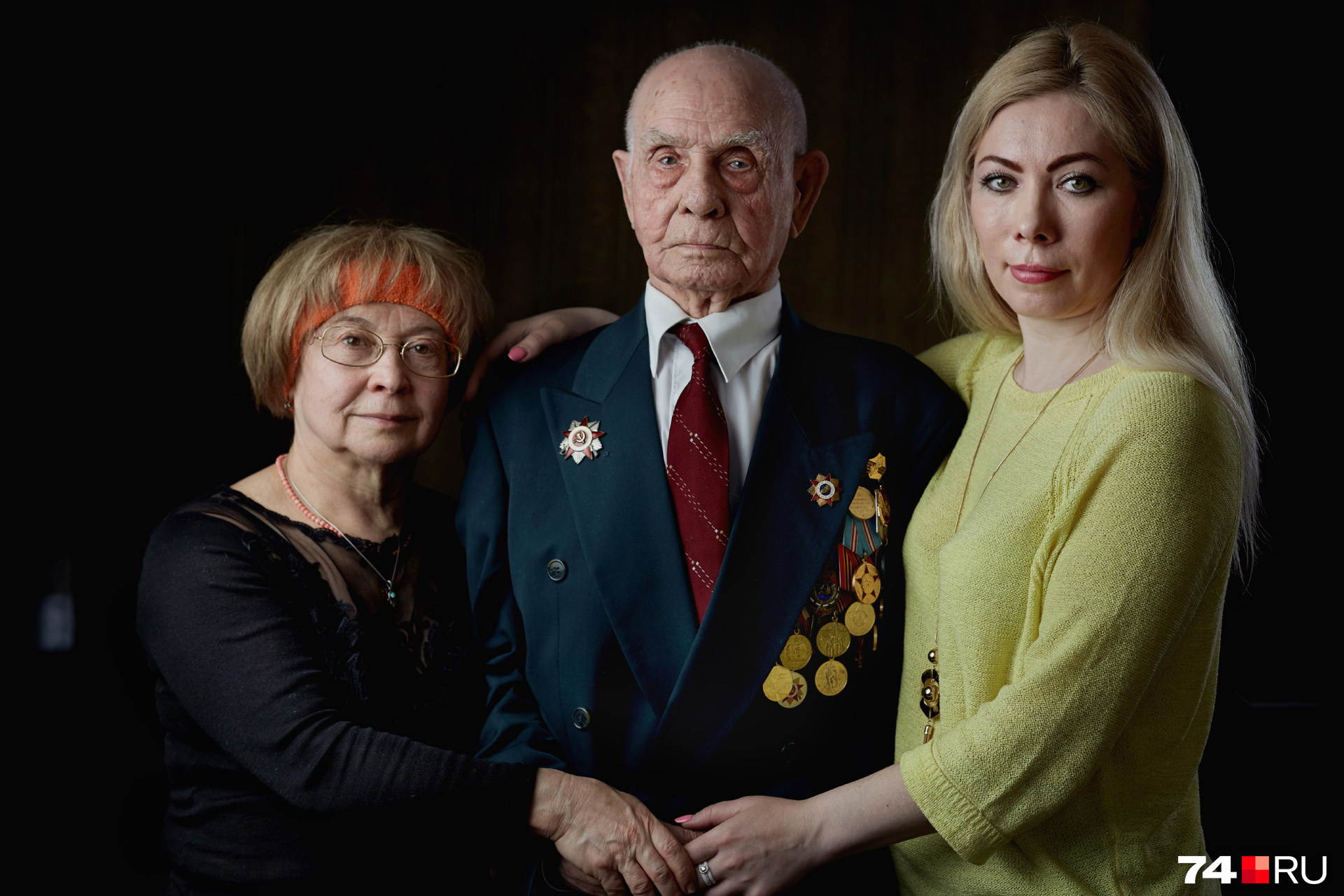 У Фёдора Ивановича две дочери — Анна (на фото слева) и Наталья, внучка Маша (справа) и два внука, три правнука и три правнучки