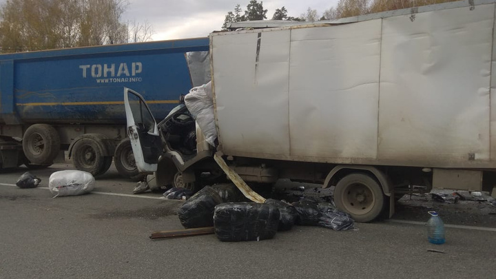 На выезде из Екатеринбурга «газель» врезалась в стоящий на обочине грузовик с прицепом