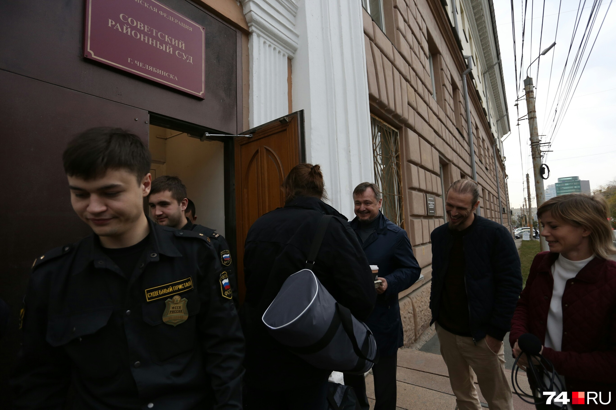 Михаил Щапов (в центре) и другие друзья Николая Сандакова пытаются его всячески приободрить Михаил Щапов (в центре) и другие друзья Николая Сандакова пытаются его всячески приободрить