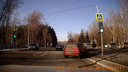 «Девушка, ничего не смущает?»: водители на Киренского через пешеходный заезжают на парковку
