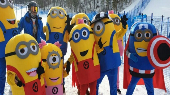 «Нам по фану»: семья Николая Олюнина в костюмах миньонов пришла поддерживать лыжников