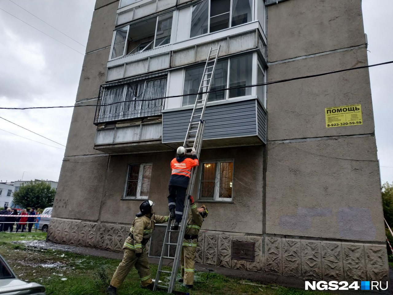 Спасатели убирают осколки стекол Спасатели убирают осколки стекол