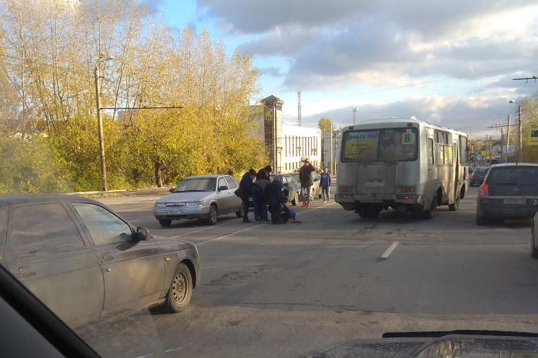 22 маршрутка челябинск. ДТП Челябинск металлургический район. Подслушано на ЧМЗ Челябинск авария. Маршрутка сбила Челябинск. Авария в Челябинске Черкасской улице.