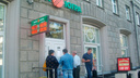 Ещё один лопнул: новосибирцы штурмуют закрытые отделения проблемного банка