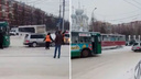 «Сам вызвался помочь»: водитель «Субару» на тросе оттащил сломавшийся троллейбус
