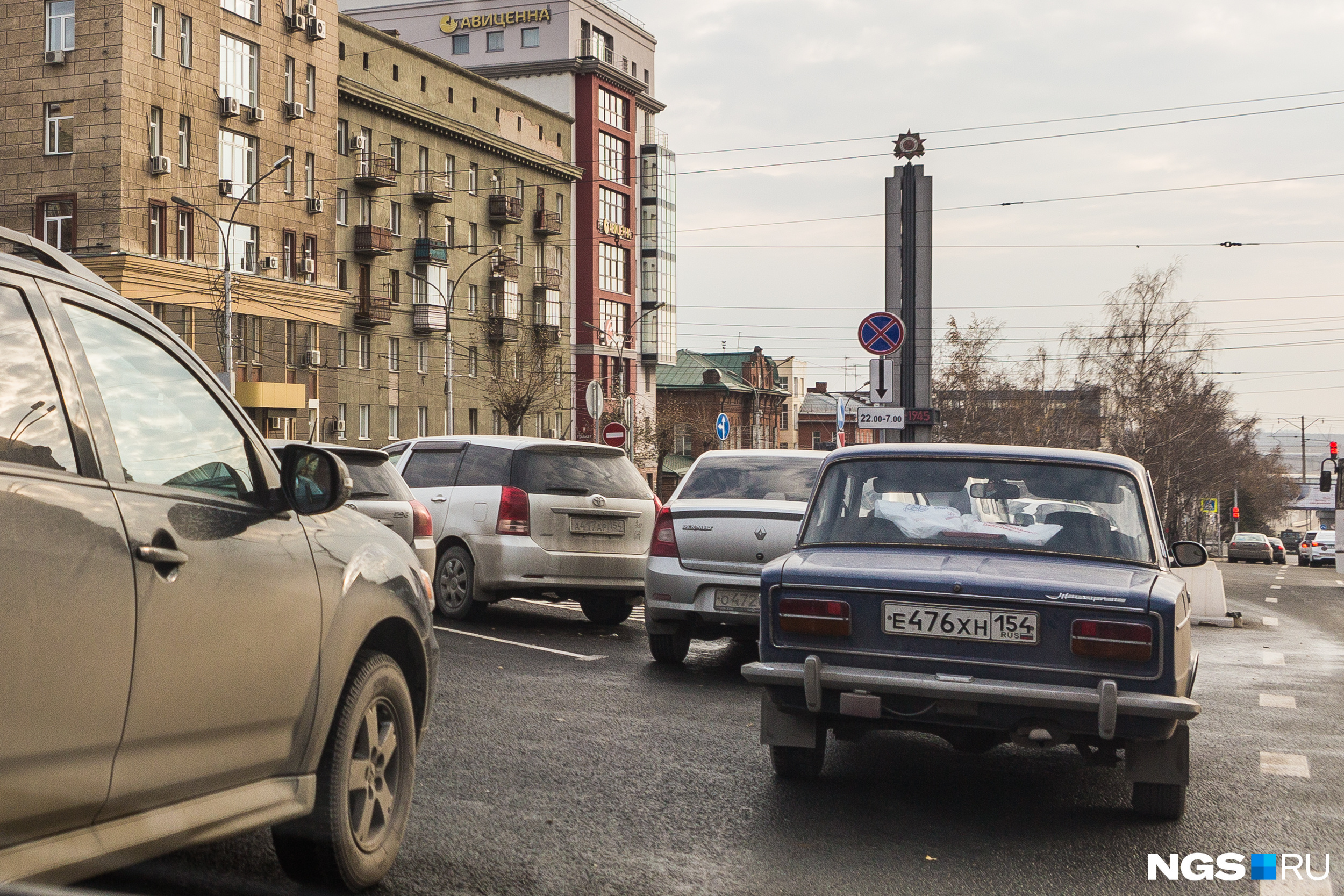 После пр. Водитель припарковался ресторан Консул. Как раньше ставили машины на Тверской.