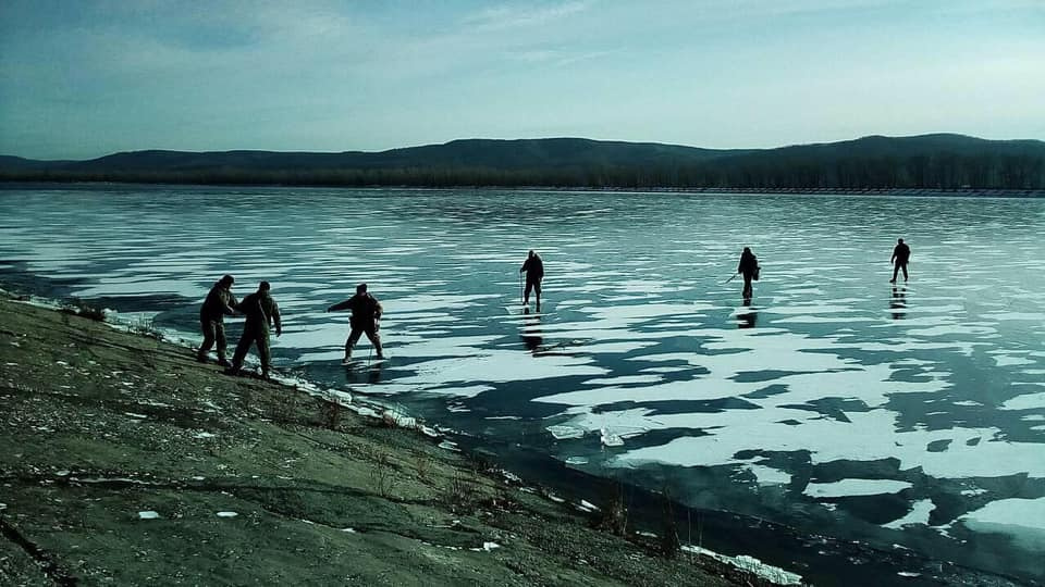Оторвало от берега: в Самарской области трех рыбаков унесло на льдине