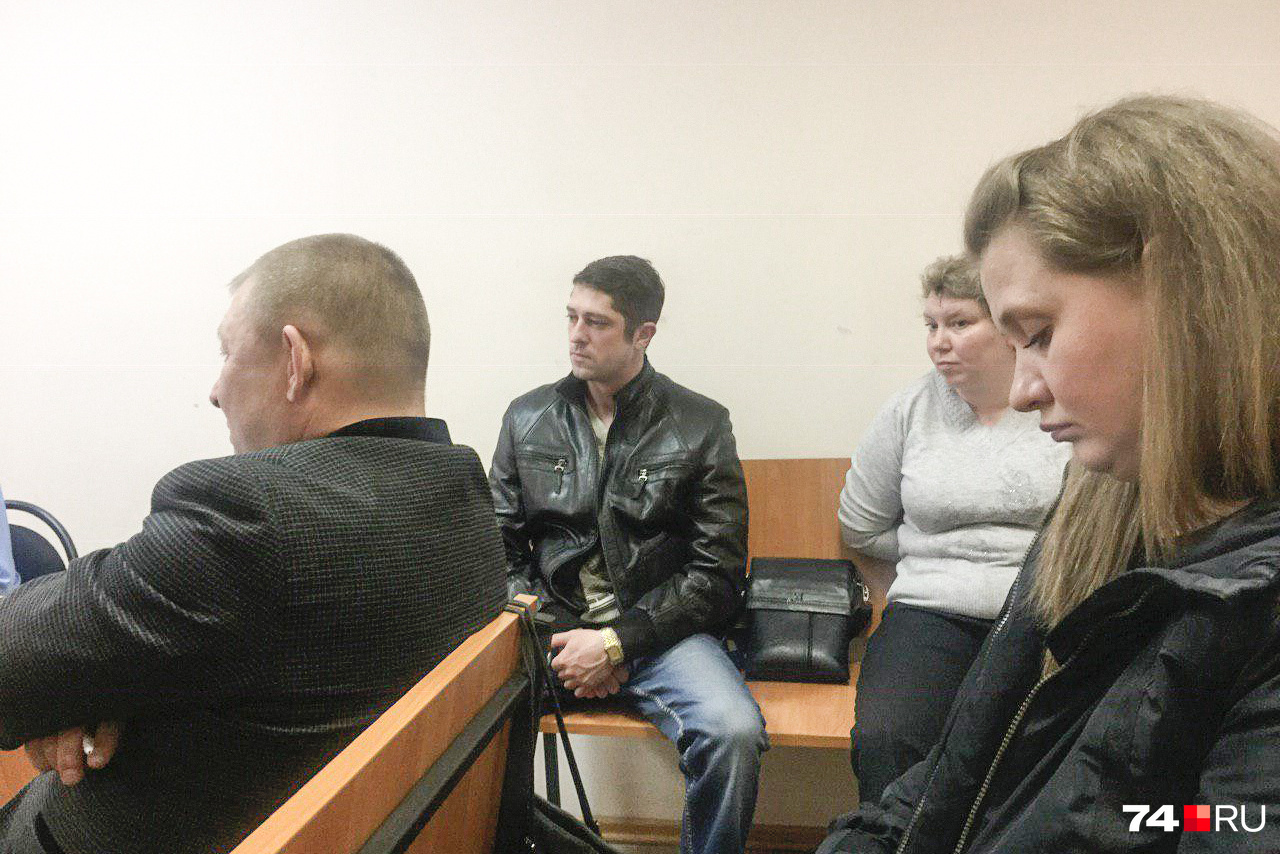 В суд сегодня пришли четыре истца: Максим Козлов (крайний слева), Евгений Епифанов, Елена Грауберг и Ольга Бушманова (крайняя справа) 