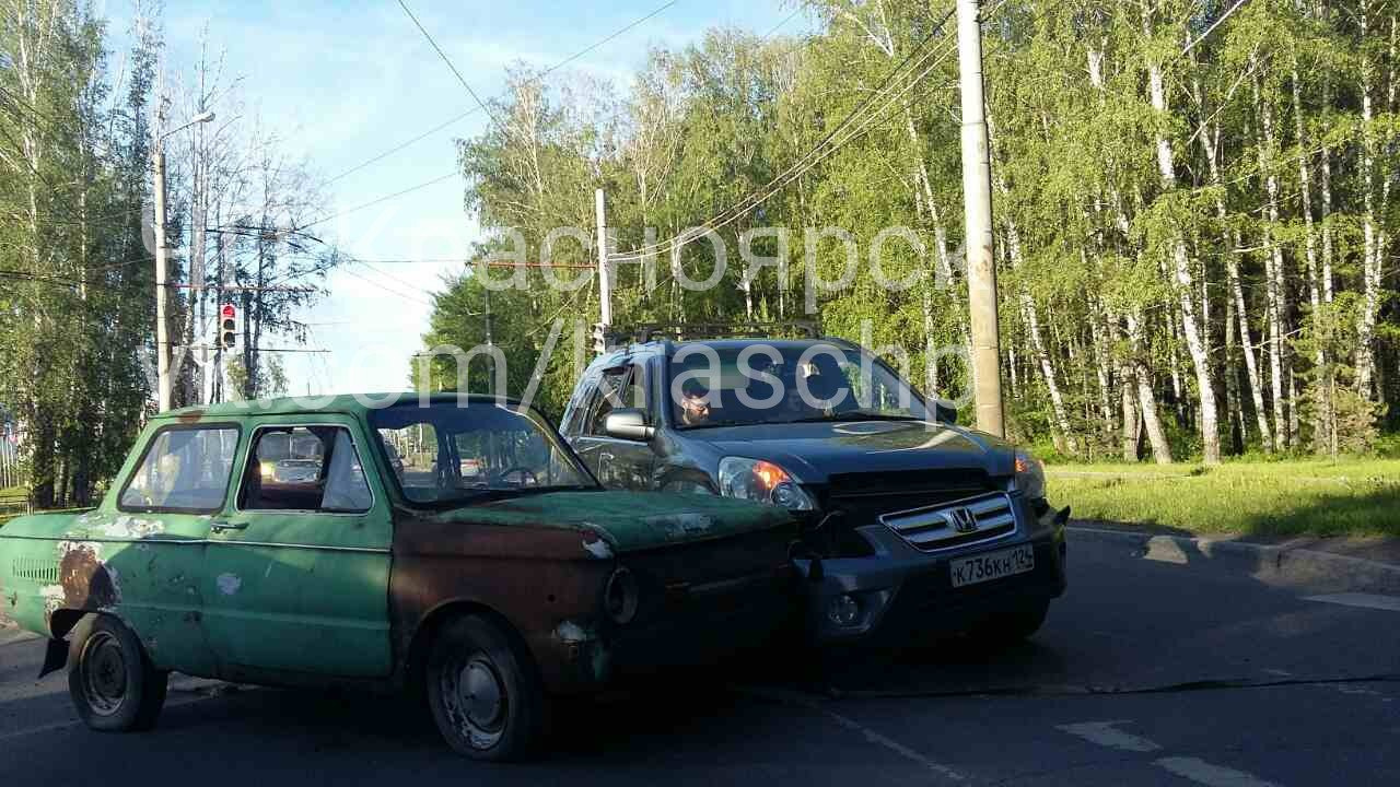 Школьники на «Запорожце» без двигателя попали в аварию на Свободном - 15  июня 2017 - НГС24