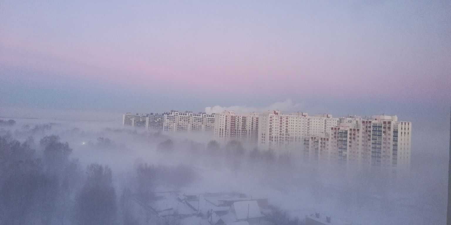 Верхние этажи высоток в Первомайке парят над ледяной дымкой