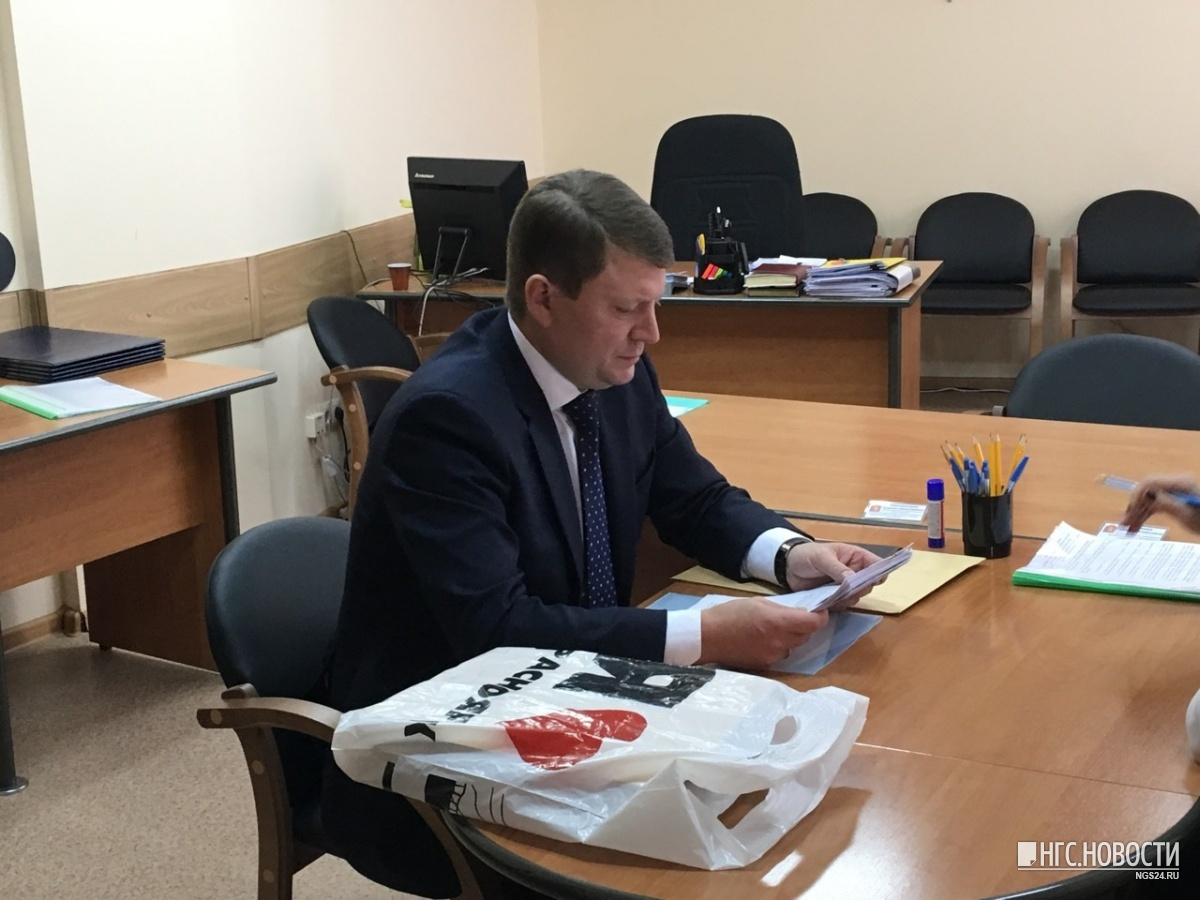 С журналистами Сергей Ерёмин пообещал пообщаться только после выборов