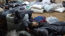 «100 человек спит на складе вповалку»: охранник на объектах Универсиады показал условия проживания